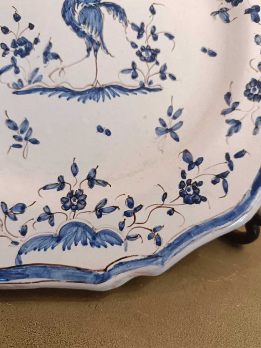 Ancienne assiette faïence Moustiers bleu blanc décor ibis bleu