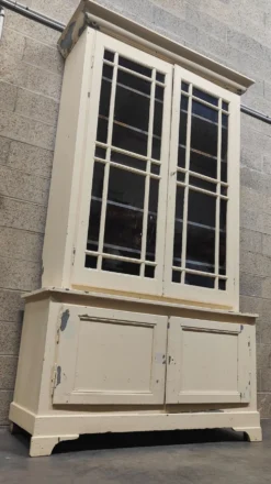 Ancienne bibliothèque d'école, vaisselier blanc patiné deux corps année 1888
