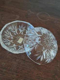 Ancienne boîte à bijoux ou bonbonnière en cristal taillé