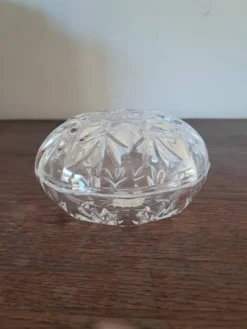 Ancienne boîte à bijoux ou bonbonnière en cristal taillé