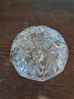 Ancienne boîte à bijoux ou bonbonnière en cristal taillé