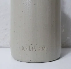 Ancienne bouteille en grès beige