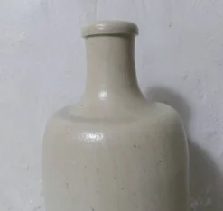 Ancienne bouteille en grès beige
