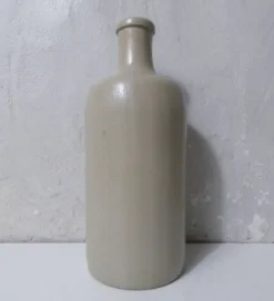 Ancienne bouteille en grès beige