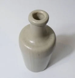 Ancienne bouteille en grès beige