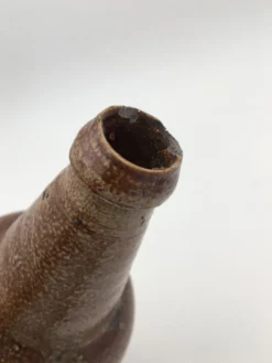 Ancienne bouteille en terre cuite vernissée, début XXème siècle