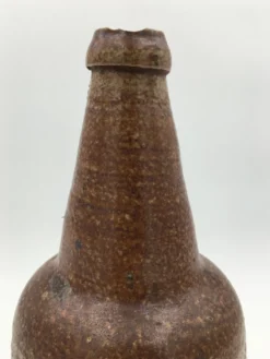 Ancienne bouteille en terre cuite vernissée, début XXème siècle