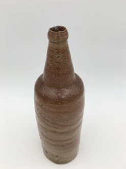 Ancienne bouteille en terre cuite vernissée, début XXème siècle