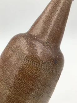Ancienne bouteille en terre cuite vernissée, début XXème siècle