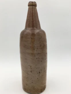 Ancienne bouteille en terre cuite vernissée, début XXème siècle