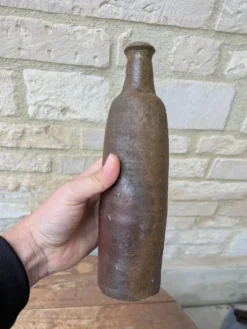 Ancienne bouteille en terre cuite faite main