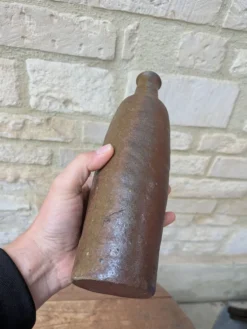 Ancienne bouteille en terre cuite faite main