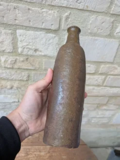 Ancienne bouteille en terre cuite faite main