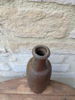 Ancienne bouteille en terre cuite faite main