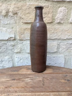 Ancienne bouteille en terre cuite faite main