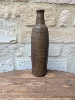 Ancienne bouteille en terre cuite faite main