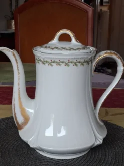 Ancienne cafetière / théière en porcelaine de Limoges