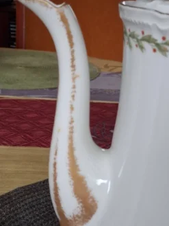 Ancienne cafetière / théière en porcelaine de Limoges