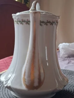 Ancienne cafetière / théière en porcelaine de Limoges