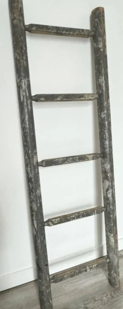 Ancienne échelle décorative en bois