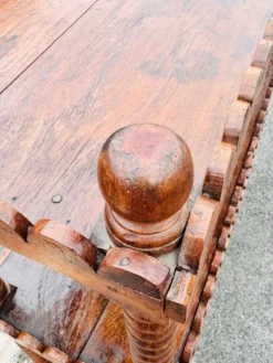 Ancienne grande étagère sur pieds