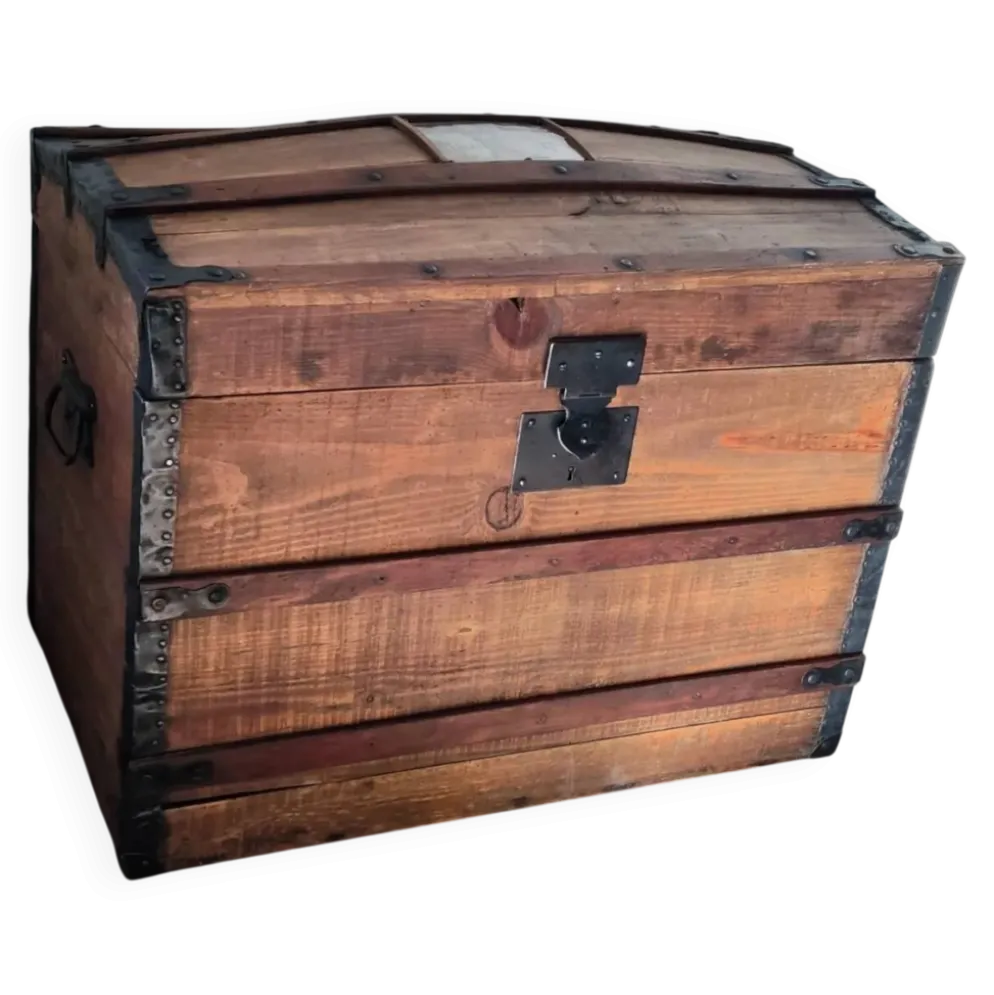 Ancienne malle de voyage bombée