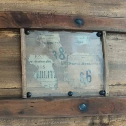 Ancienne malle de voyage bombée