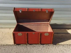 Ancienne malle de voyage cintrée