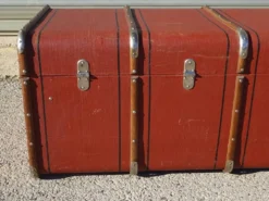 Ancienne malle de voyage cintrée