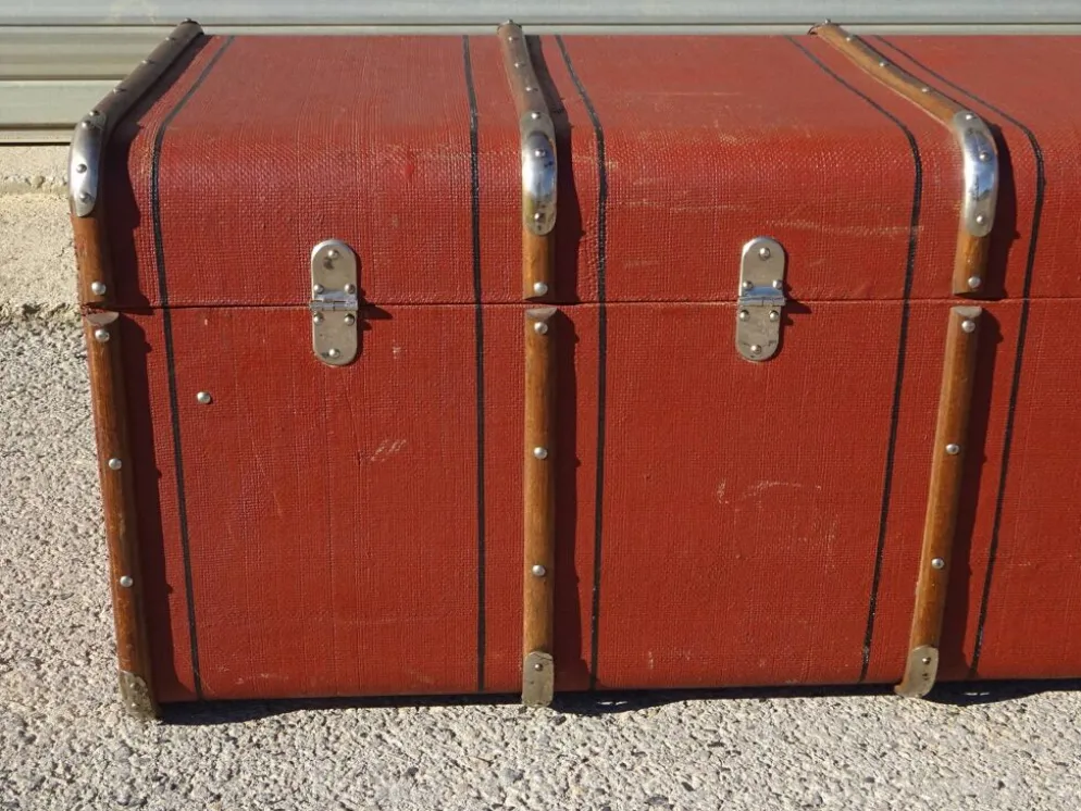 Ancienne malle de voyage cintrée
