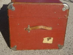 Ancienne malle de voyage cintrée