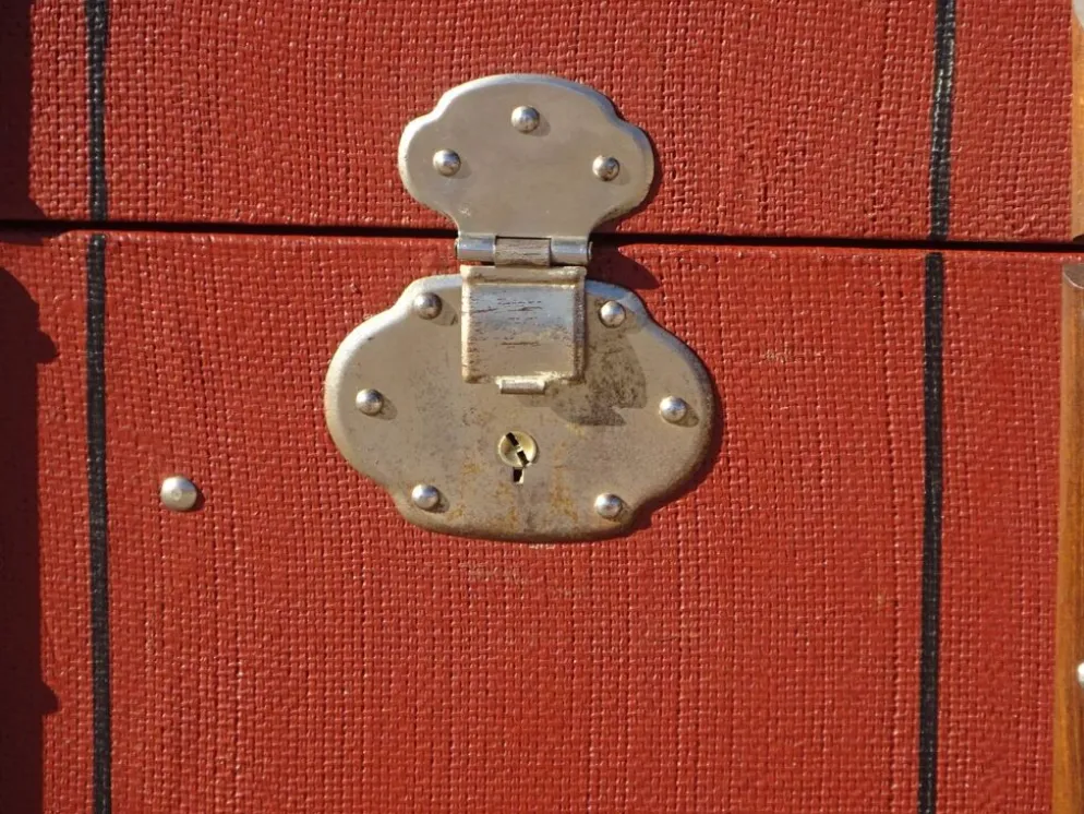 Ancienne malle de voyage cintrée