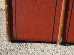 Ancienne malle de voyage cintrée