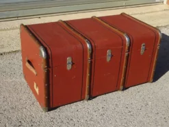 Ancienne malle de voyage cintrée