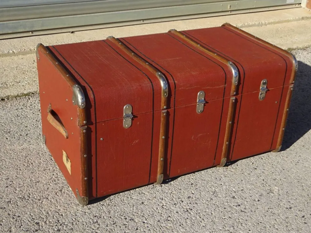 Ancienne malle de voyage cintrée
