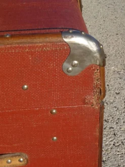 Ancienne malle de voyage cintrée