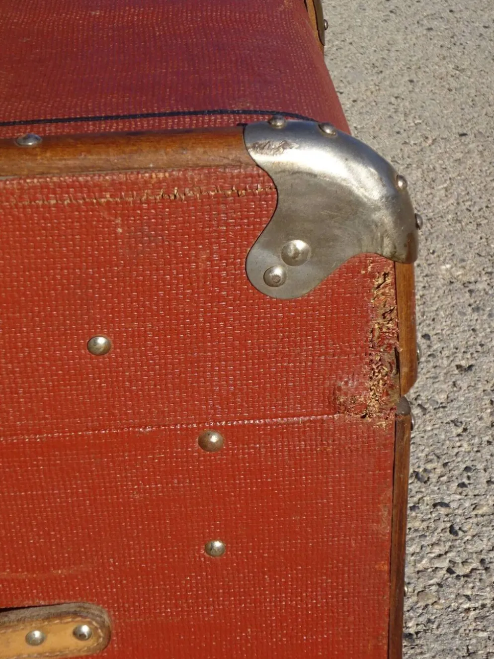 Ancienne malle de voyage cintrée