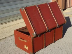 Ancienne malle de voyage cintrée