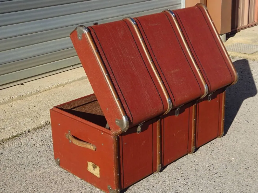 Ancienne malle de voyage cintrée