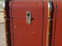 Ancienne malle de voyage cintrée