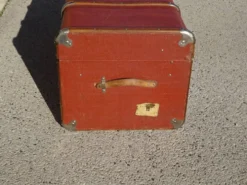 Ancienne malle de voyage cintrée