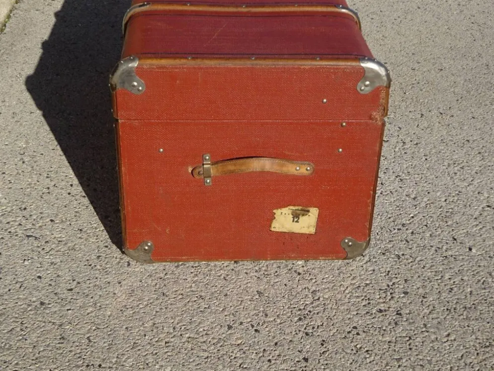 Ancienne malle de voyage cintrée