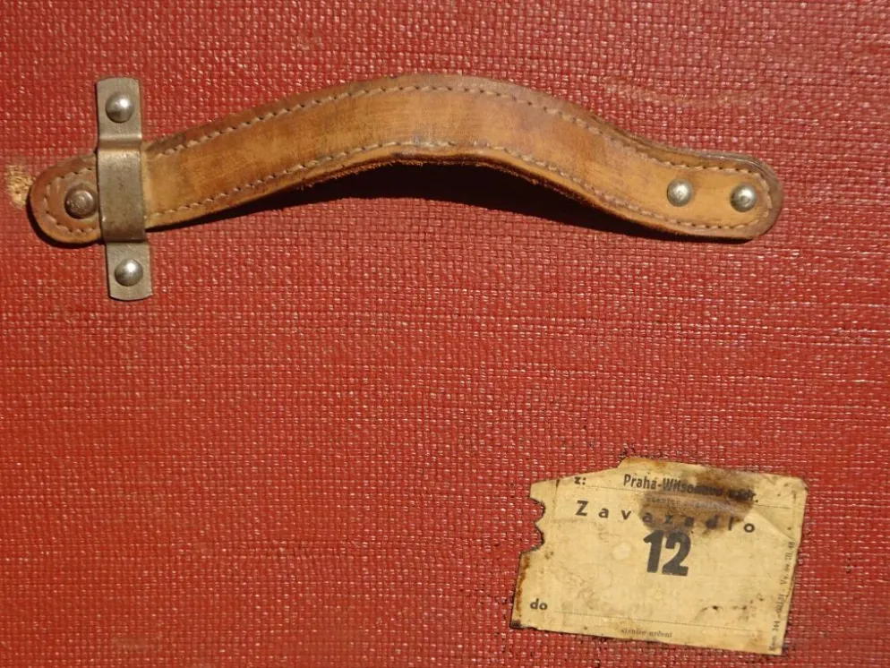 Ancienne malle de voyage cintrée