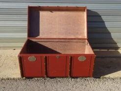 Ancienne malle de voyage cintrée