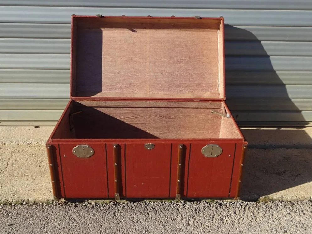 Ancienne malle de voyage cintrée