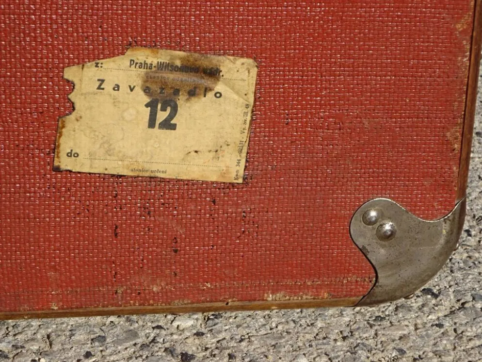 Ancienne malle de voyage cintrée