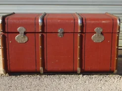 Ancienne malle de voyage cintrée
