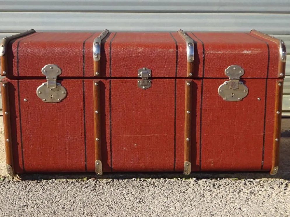 Ancienne malle de voyage cintrée