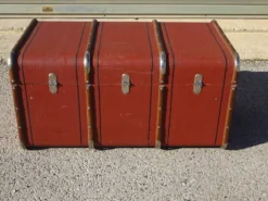 Ancienne malle de voyage cintrée