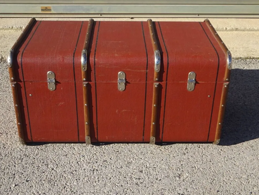 Ancienne malle de voyage cintrée